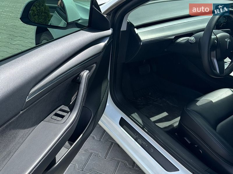 Седан Tesla Model 3 2021 в Ровно