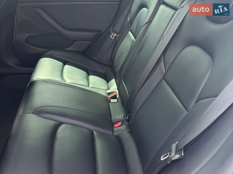 Седан Tesla Model 3 2021 в Ровно