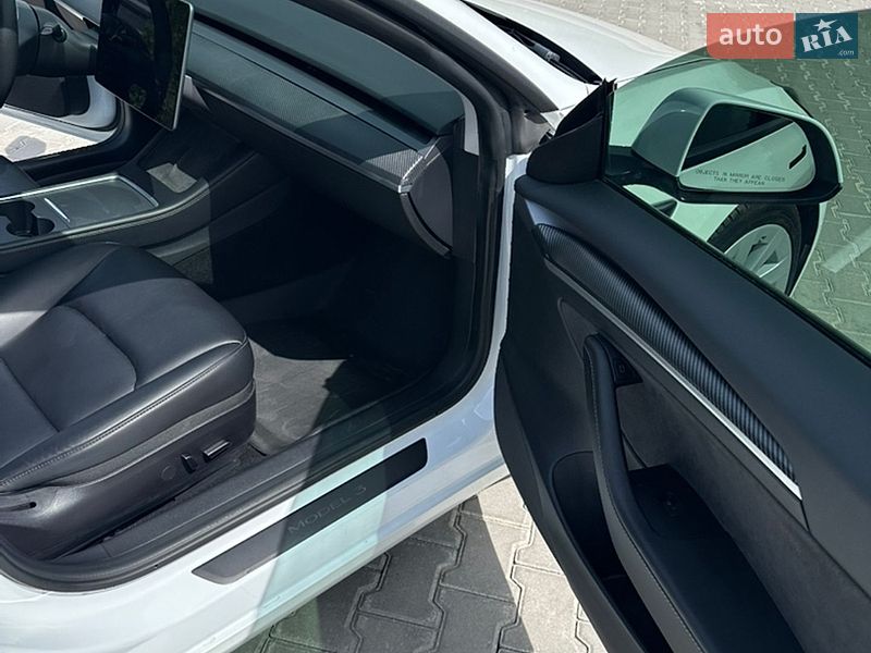 Седан Tesla Model 3 2021 в Ровно