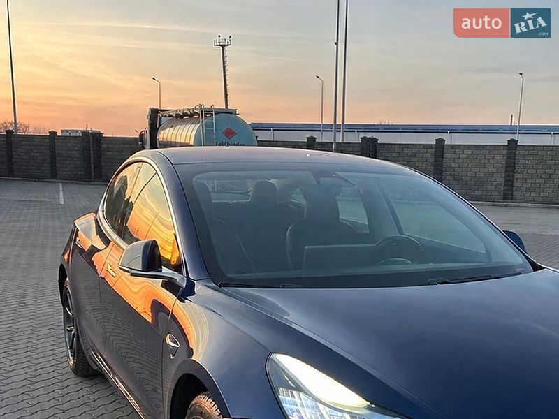 Седан Tesla Model 3 2018 в Ужгороде