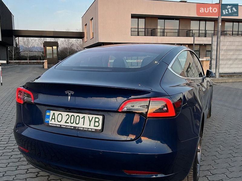 Седан Tesla Model 3 2018 в Ужгороде