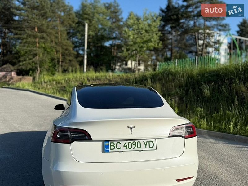 Седан Tesla Model 3 2022 в Новояворівську