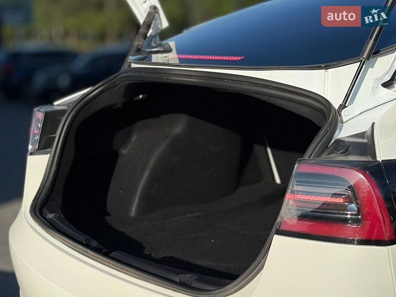 Седан Tesla Model 3 2022 в Новояворівську