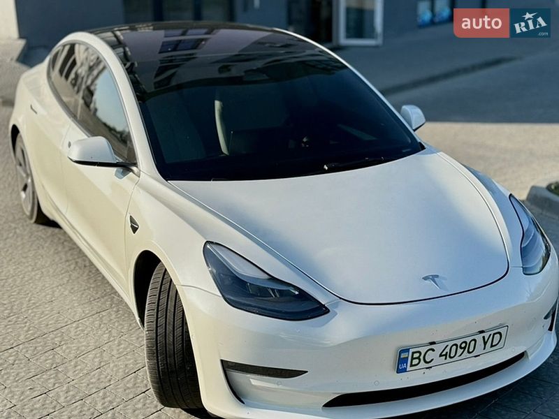 Седан Tesla Model 3 2022 в Новояворівську