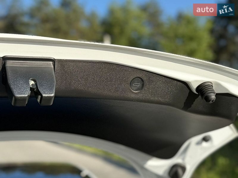 Седан Tesla Model 3 2022 в Новояворівську