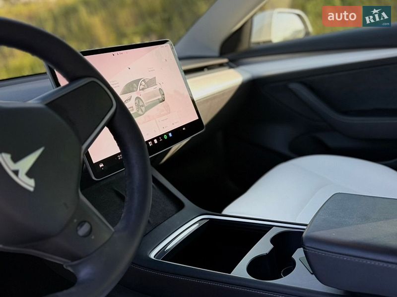 Седан Tesla Model 3 2022 в Новояворівську