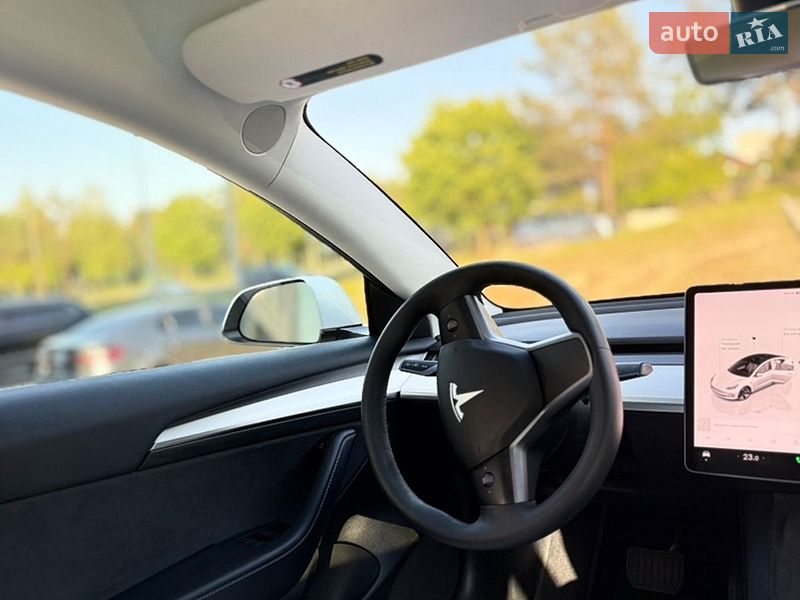 Седан Tesla Model 3 2022 в Новояворівську