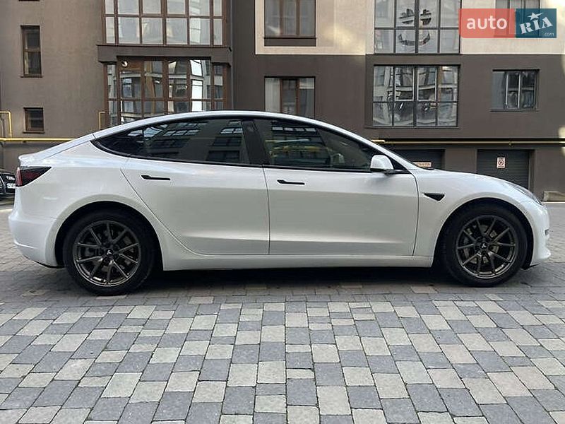 Седан Tesla Model 3 2021 в Ивано-Франковске