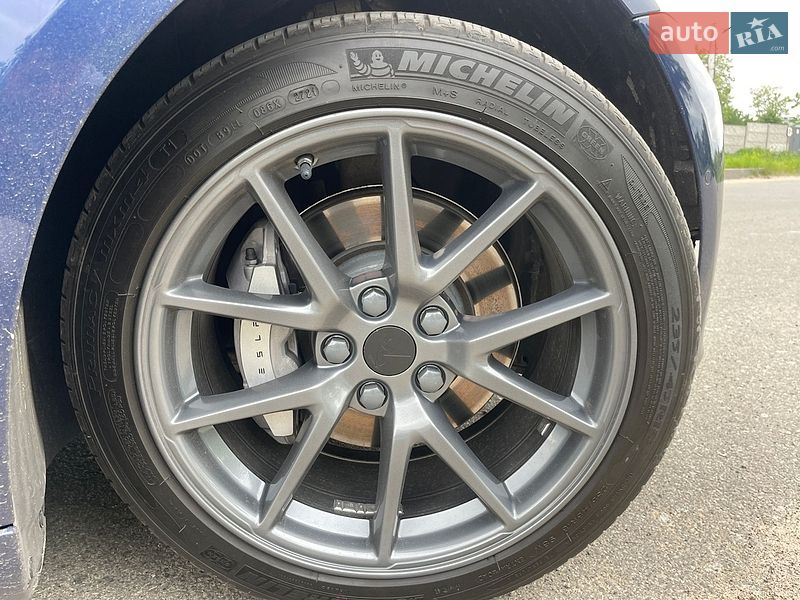 Седан Tesla Model 3 2021 в Киеве