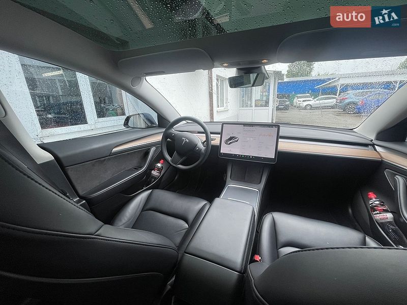 Седан Tesla Model 3 2021 в Киеве