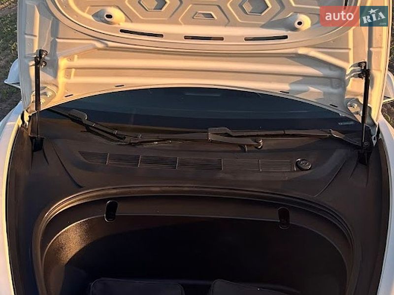 Седан Tesla Model 3 2020 в Києві