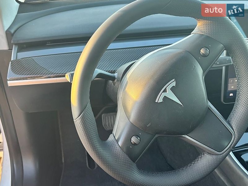Седан Tesla Model 3 2020 в Києві