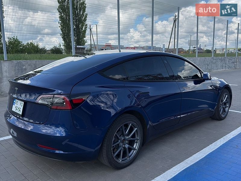 Седан Tesla Model 3 2022 в Первомайську