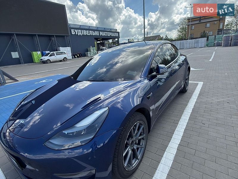 Седан Tesla Model 3 2022 в Первомайську