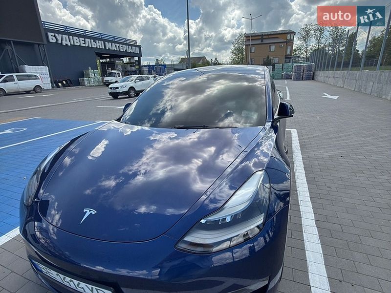 Седан Tesla Model 3 2022 в Первомайську