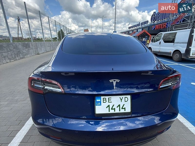 Седан Tesla Model 3 2022 в Первомайську