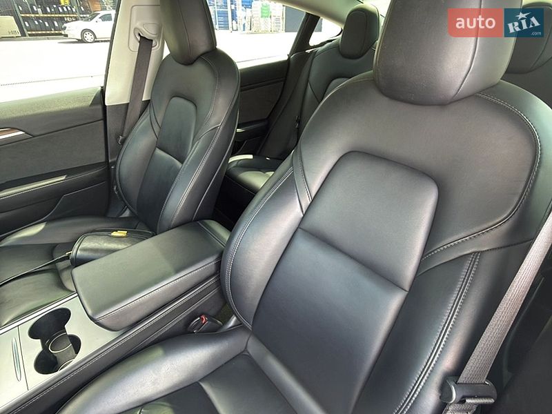 Седан Tesla Model 3 2022 в Первомайську