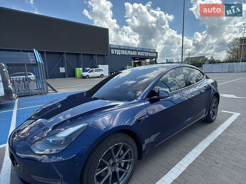 Седан Tesla Model 3 2022 в Первомайську