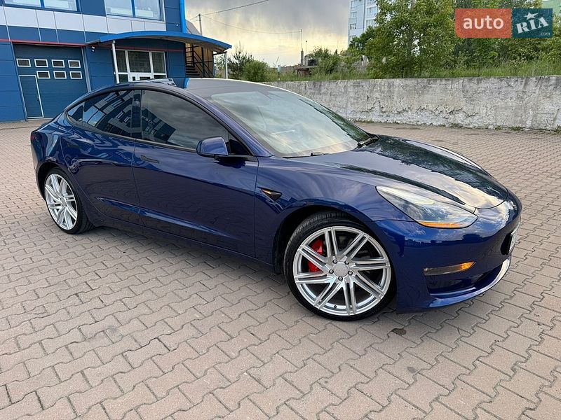 Седан Tesla Model 3 2023 в Ивано-Франковске