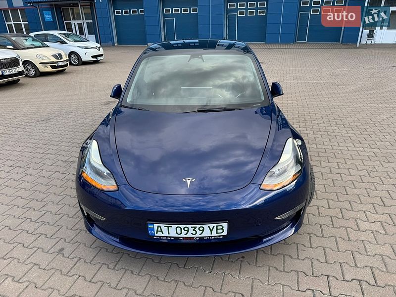 Седан Tesla Model 3 2023 в Ивано-Франковске