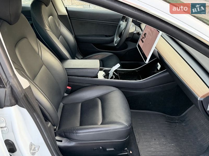 Седан Tesla Model 3 2019 в Ровно