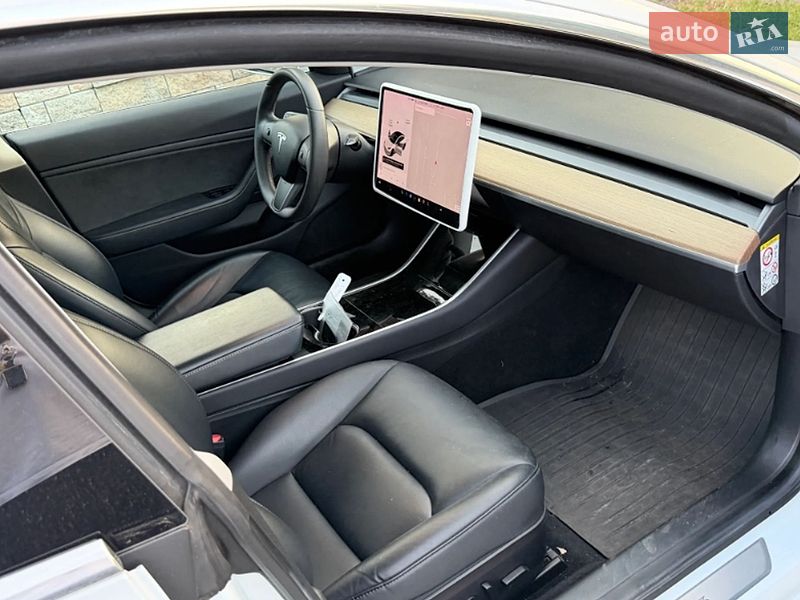 Седан Tesla Model 3 2019 в Ровно