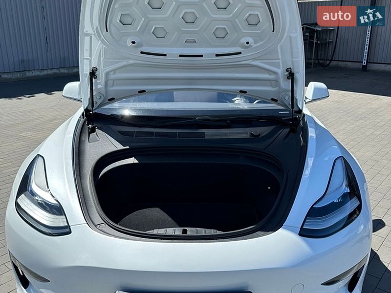 Седан Tesla Model 3 2019 в Києві