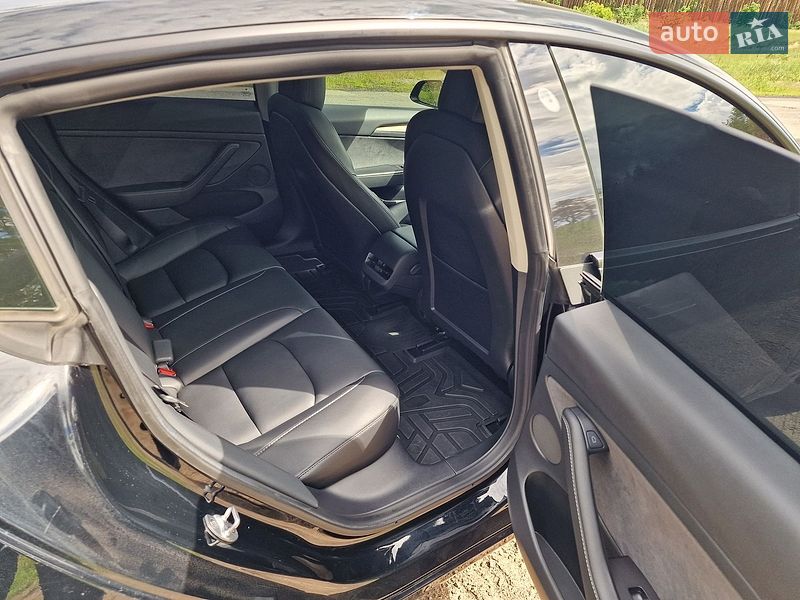 Седан Tesla Model 3 2022 в Черкасах