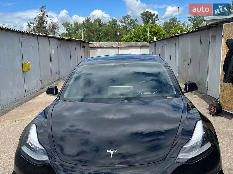 Седан Tesla Model 3 2020 в Коростене