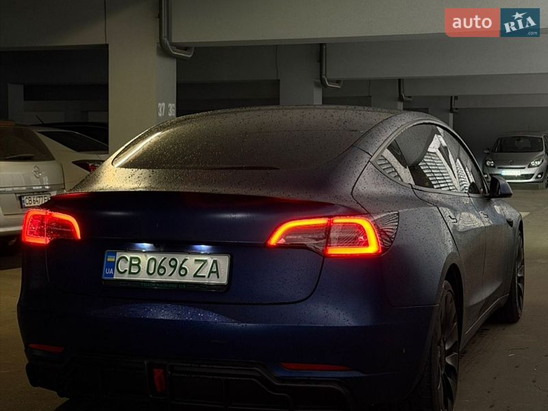 Седан Tesla Model 3 2022 в Чернигове