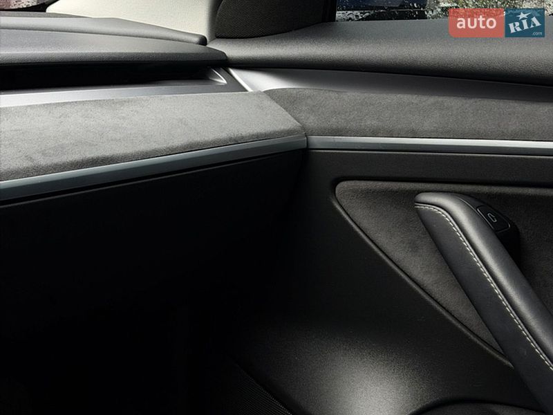 Седан Tesla Model 3 2022 в Чернигове