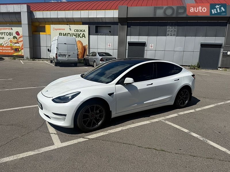 Седан Tesla Model 3 2021 в Львові