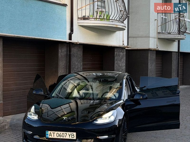 Седан Tesla Model 3 2021 в Івано-Франківську