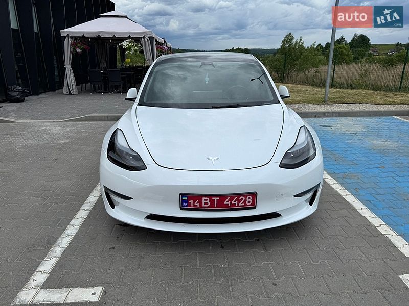 Седан Tesla Model 3 2023 в Долині
