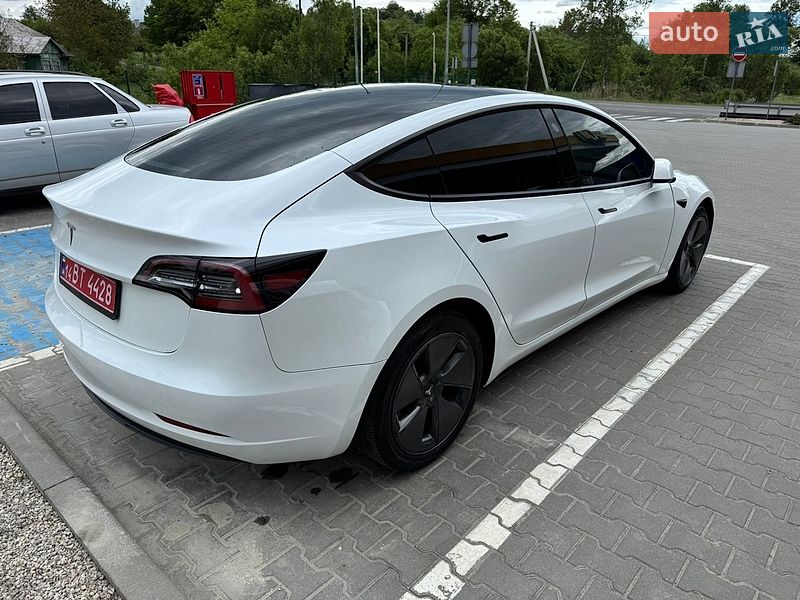 Седан Tesla Model 3 2023 в Долині