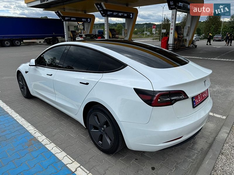 Седан Tesla Model 3 2023 в Долині