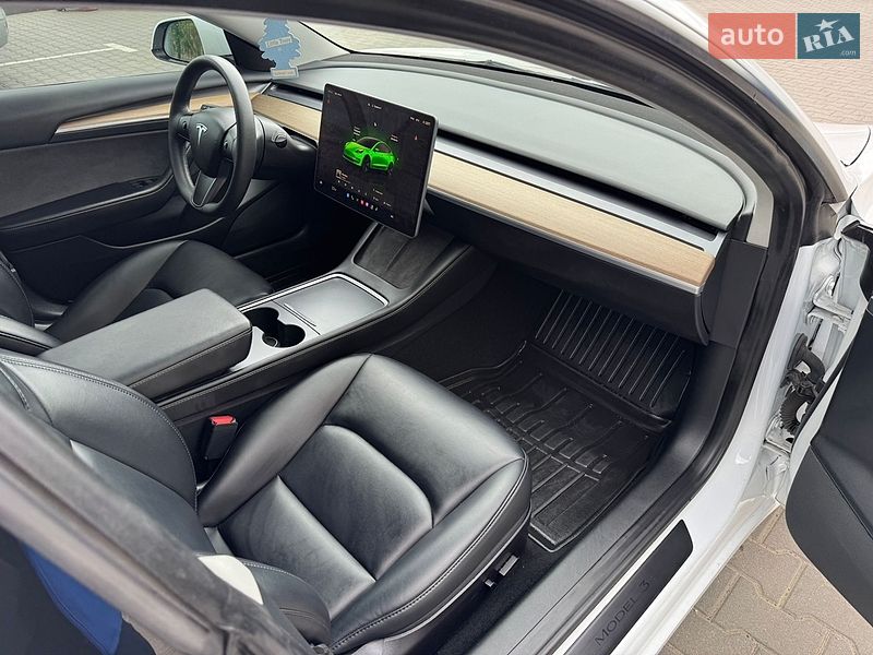 Седан Tesla Model 3 2023 в Долині
