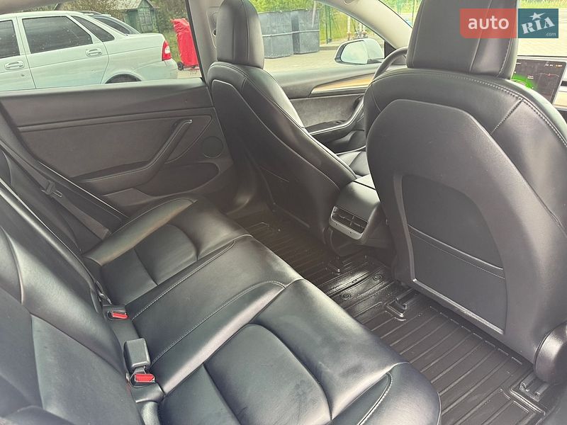 Седан Tesla Model 3 2023 в Долині