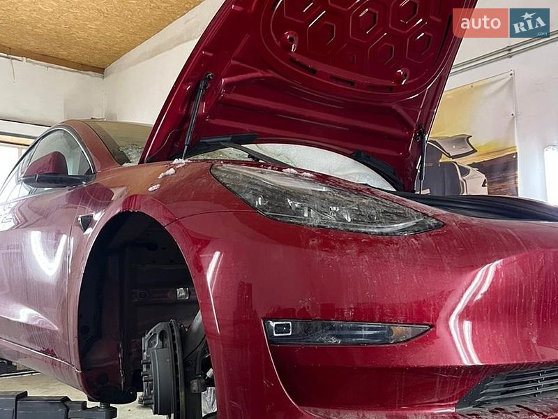 Седан Tesla Model 3 2023 в Черновцах