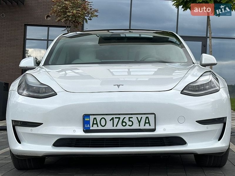 Седан Tesla Model 3 2019 в Ужгороде