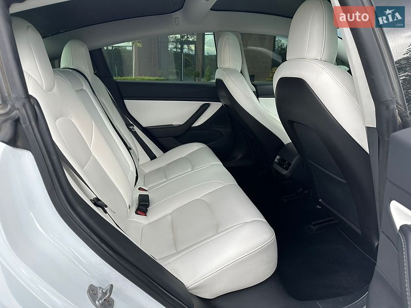 Седан Tesla Model 3 2019 в Ужгороде
