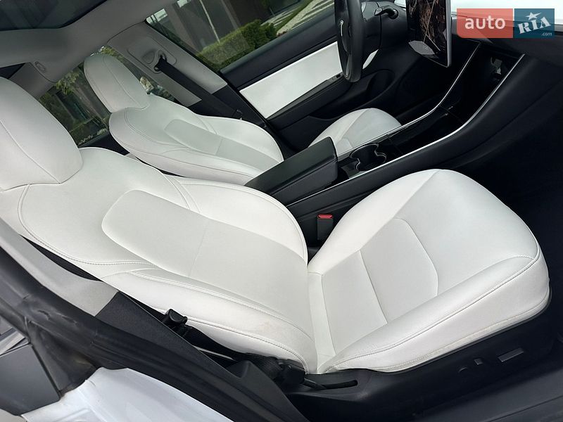 Седан Tesla Model 3 2019 в Ужгороде