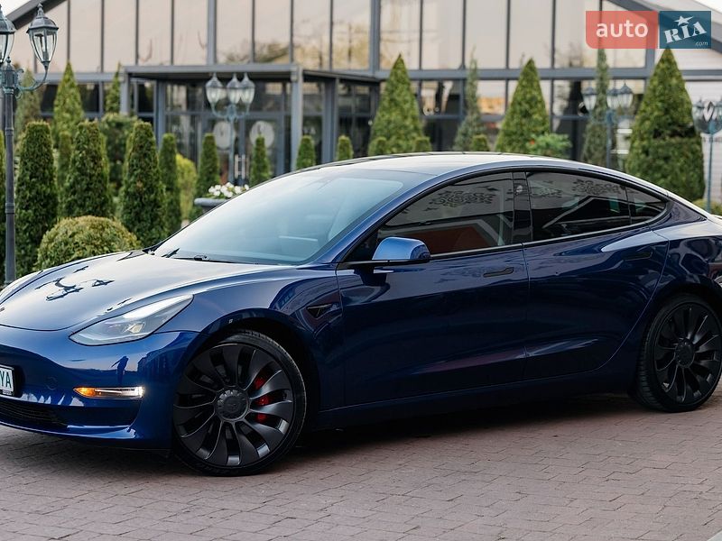 Седан Tesla Model 3 2021 в Стрию