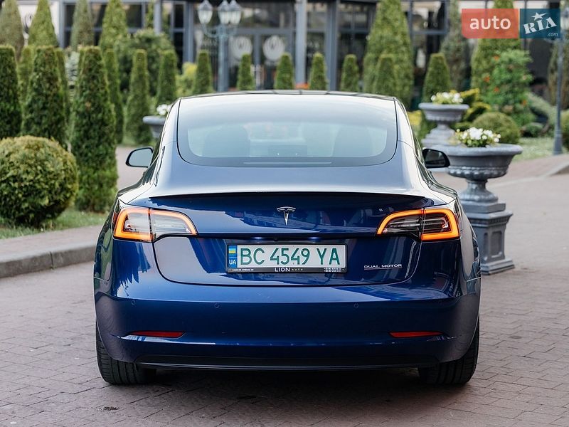 Седан Tesla Model 3 2021 в Стрию
