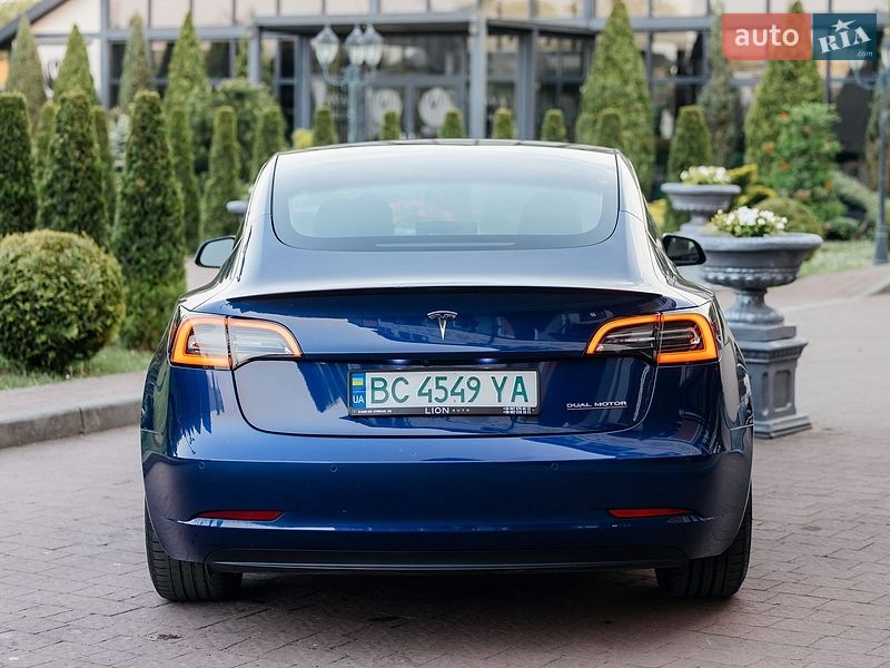 Седан Tesla Model 3 2021 в Стрию