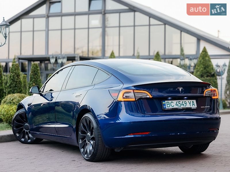 Седан Tesla Model 3 2021 в Стрию