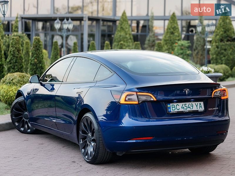 Седан Tesla Model 3 2021 в Стрию