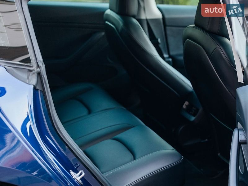 Седан Tesla Model 3 2021 в Стрию