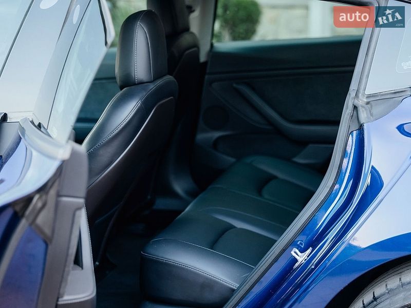 Седан Tesla Model 3 2021 в Стрию