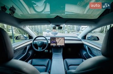 Седан Tesla Model 3 2021 в Стрию